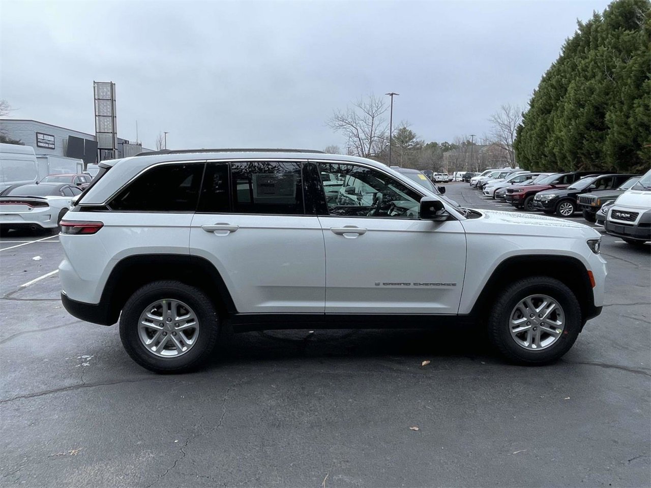 New 2025 Jeep Grand Cherokee Laredo w/ Luxury Tech Group I image 10