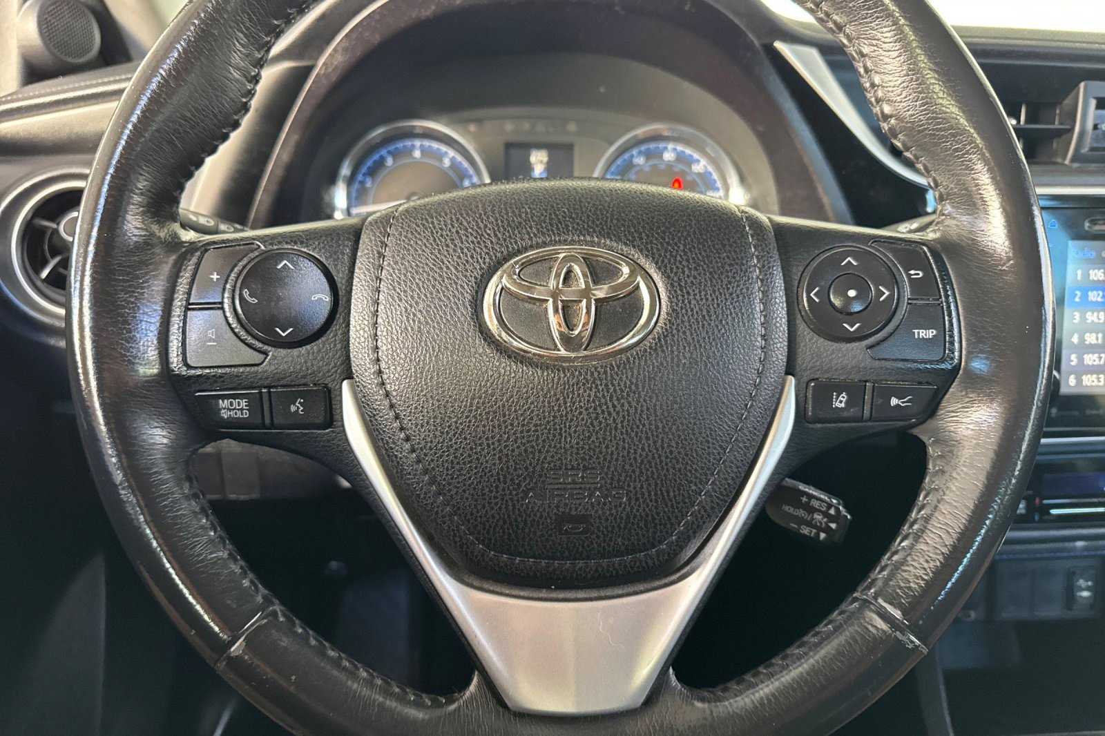 Used 2017 Toyota Corolla SE w/ SE Premium Package image 16