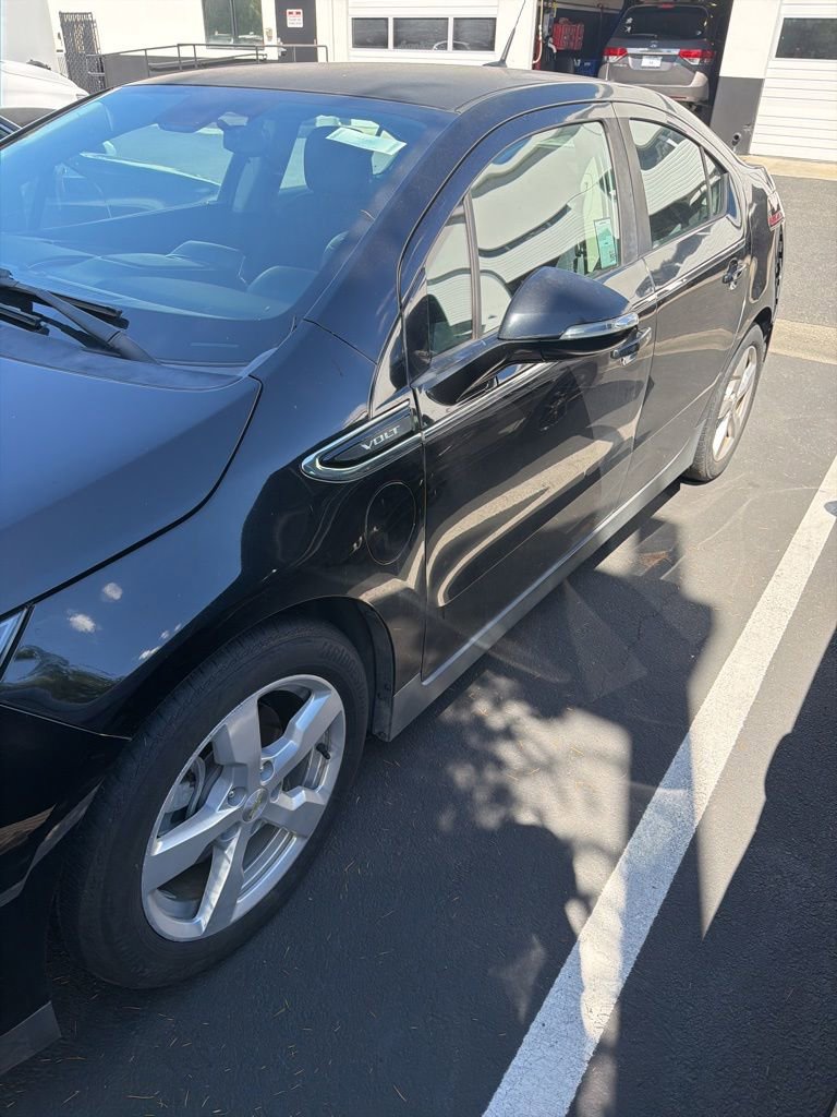 Used 2014 Chevrolet Volt FWD image 2