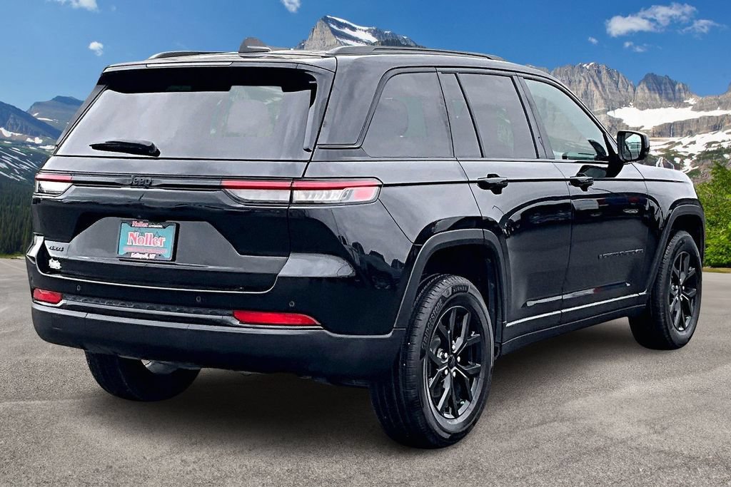 Used 2024 Jeep Grand Cherokee Altitude AWD/4WD image 2