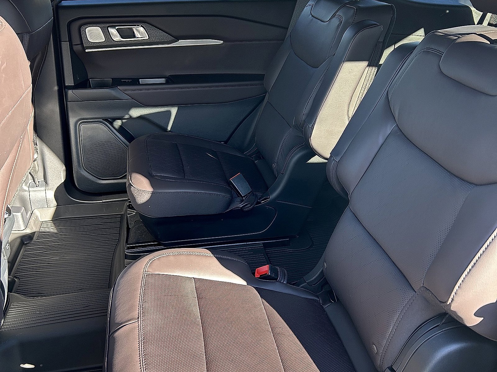 New 2026 Ford Explorer Platinum RWD image 7