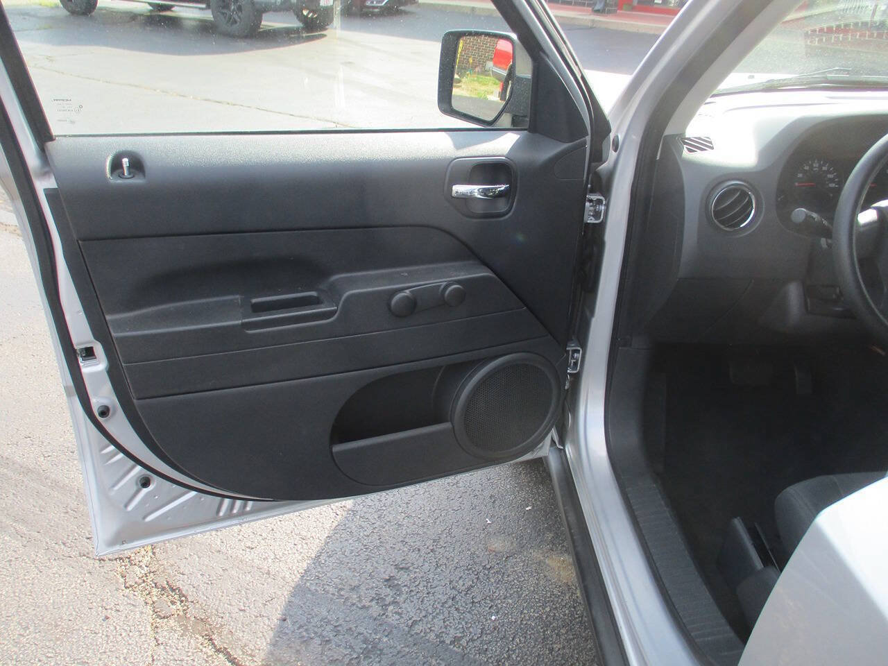 Used 2010 Jeep Patriot Sport FWD image 11