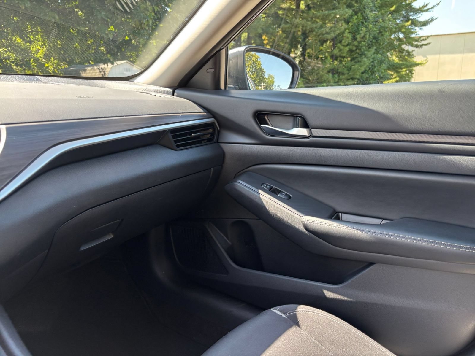 Used 2025 Nissan Altima 2.5 SV FWD image 34