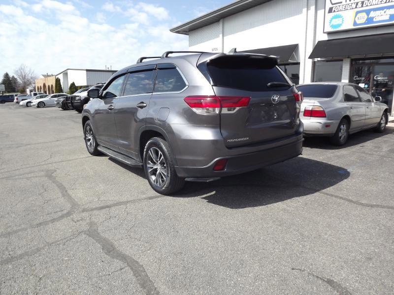 Used 2017 Toyota Highlander LE w/ Carpet Mat Package FWD image 3