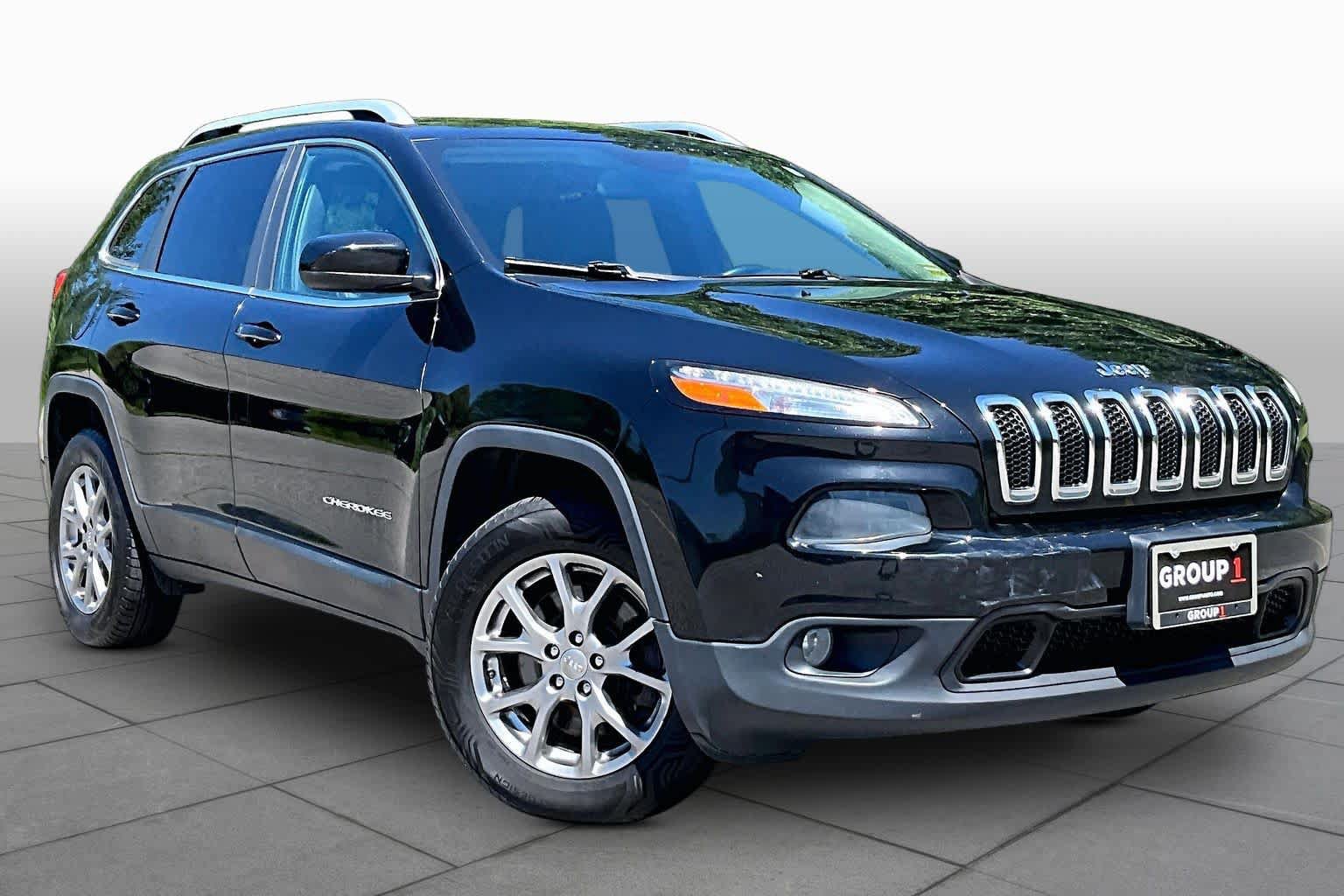 Used 2018 Jeep Cherokee Latitude Plus AWD/4WD image 3