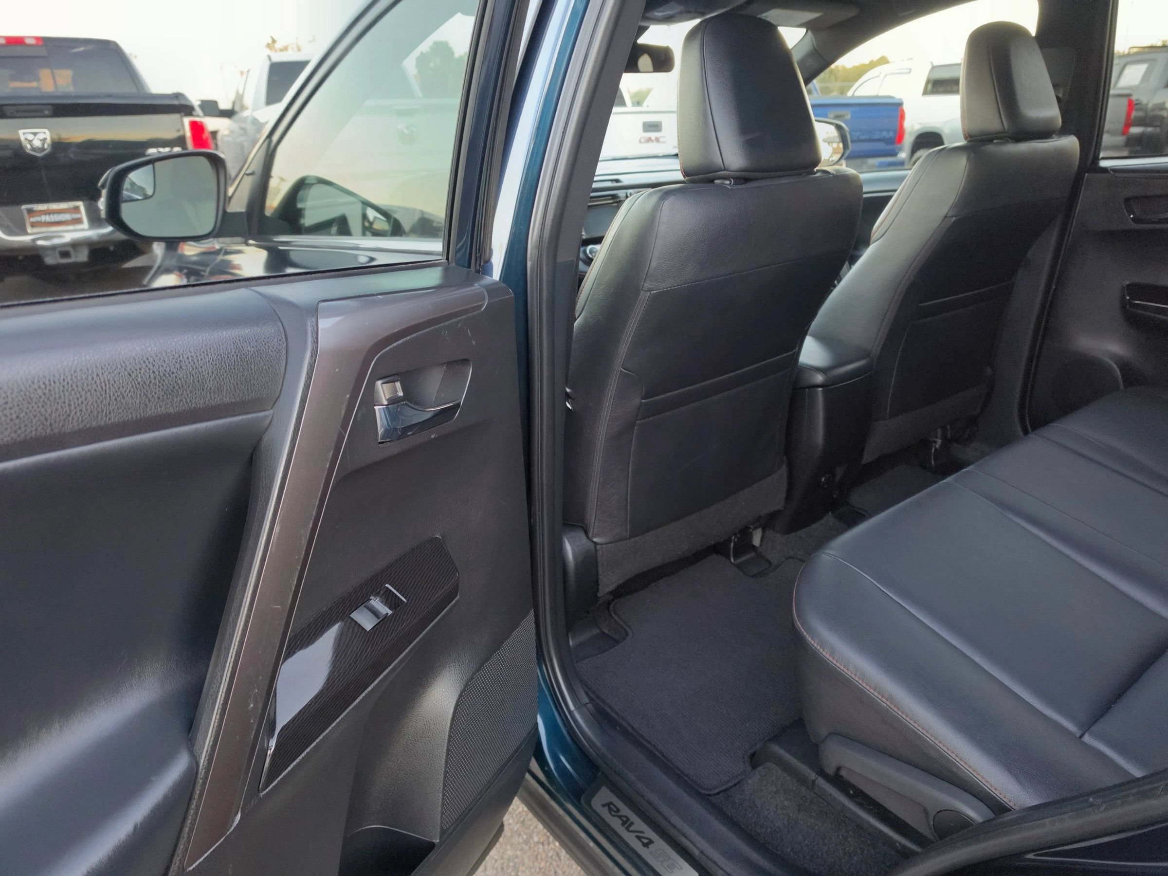 Used 2018 Toyota RAV4 SE FWD image 17
