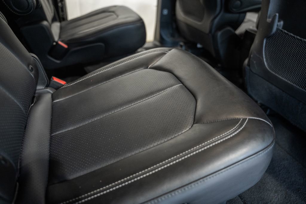 Used 2025 Chrysler Pacifica Select image 36
