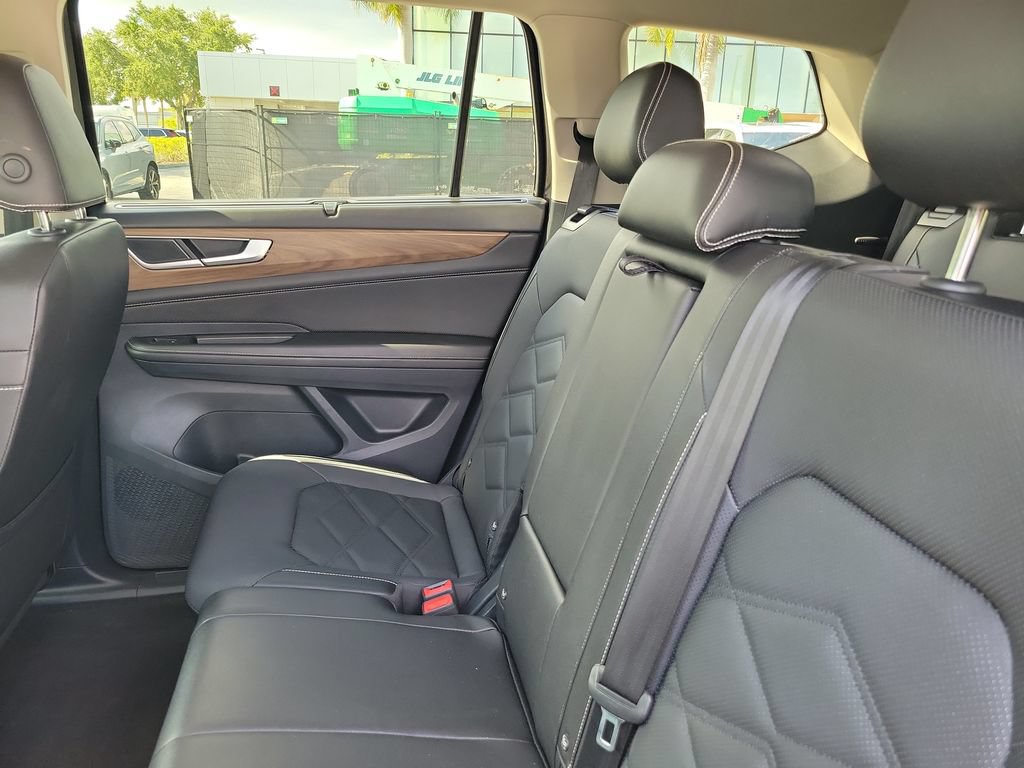 Used 2025 Volkswagen Atlas SE FWD image 11