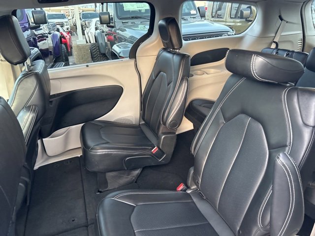Used 2024 Chrysler Pacifica Touring-L image 7