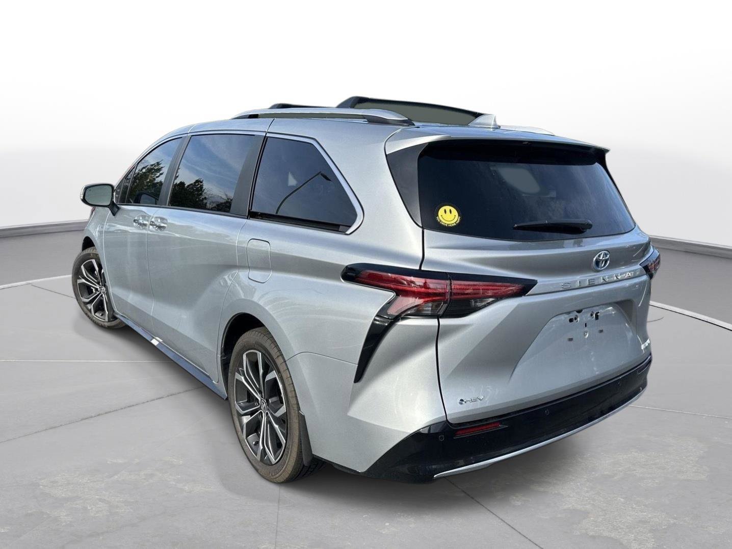 Certified 2025 Toyota Sienna Platinum image 8