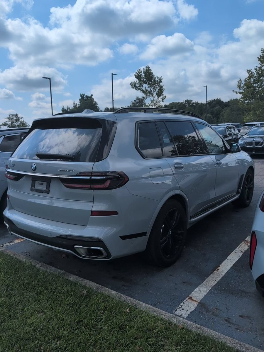 Used 2024 BMW X7 xDrive40i w/ M Sport Package AWD/4WD image 4
