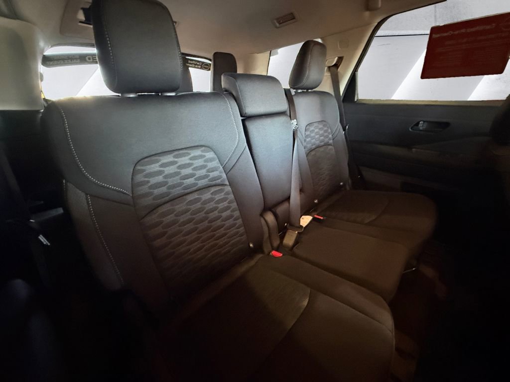 Used 2025 Nissan Pathfinder SV image 16