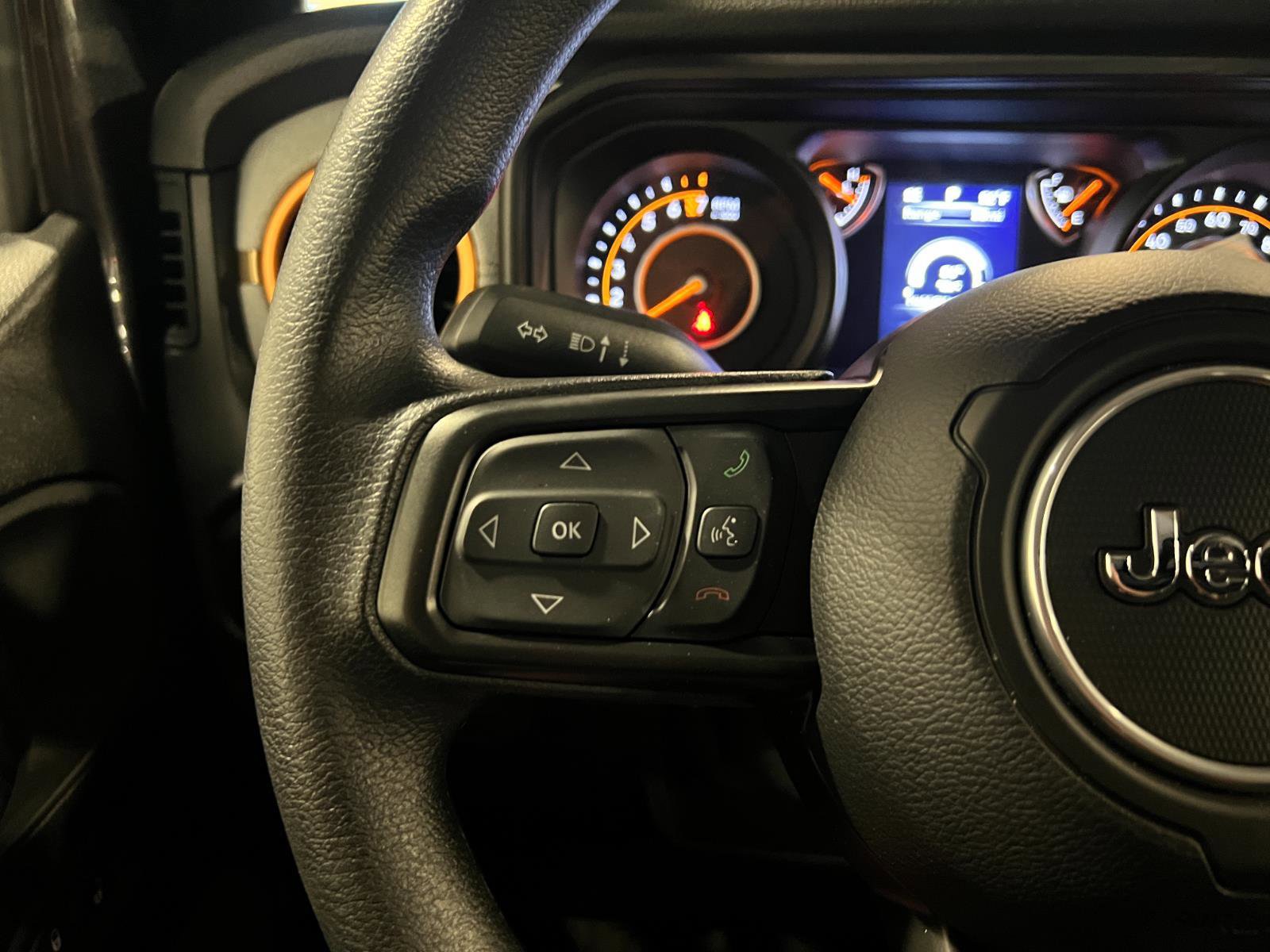 Used 2025 Jeep Gladiator Sport image 13