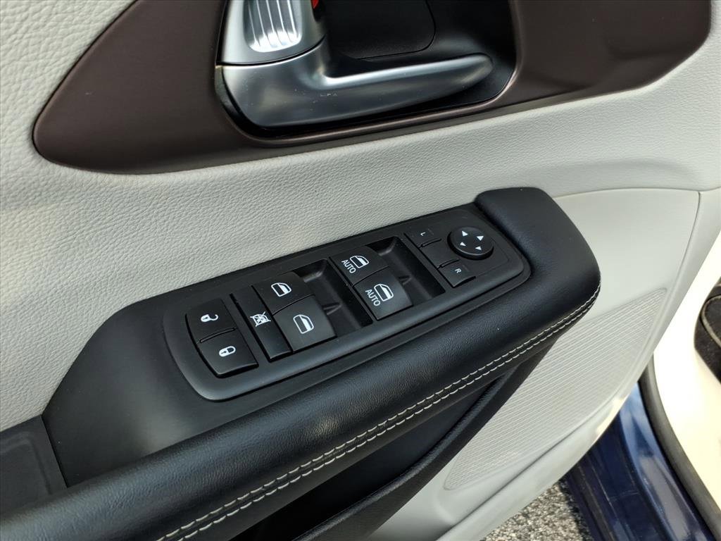 Used 2020 Chrysler Voyager L image 12