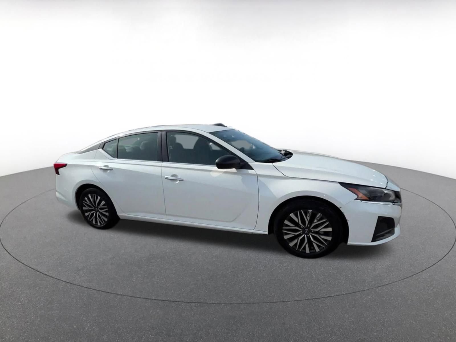 Used 2024 Nissan Altima 2.5 SV image 2