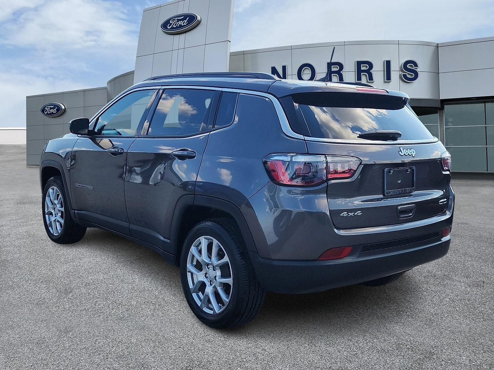 Used 2023 Jeep Compass Latitude image 3