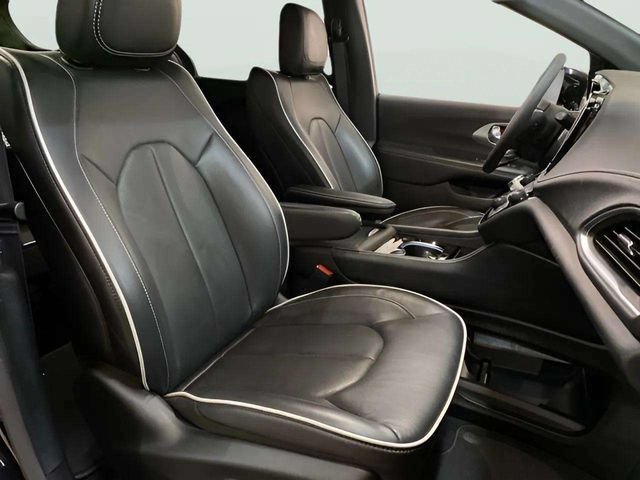 Used 2026 Chrysler Pacifica Limited FWD image 81