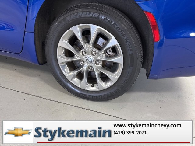 Used 2021 Chrysler Pacifica Touring-L w/ Uconnect Theater Family Group image 11