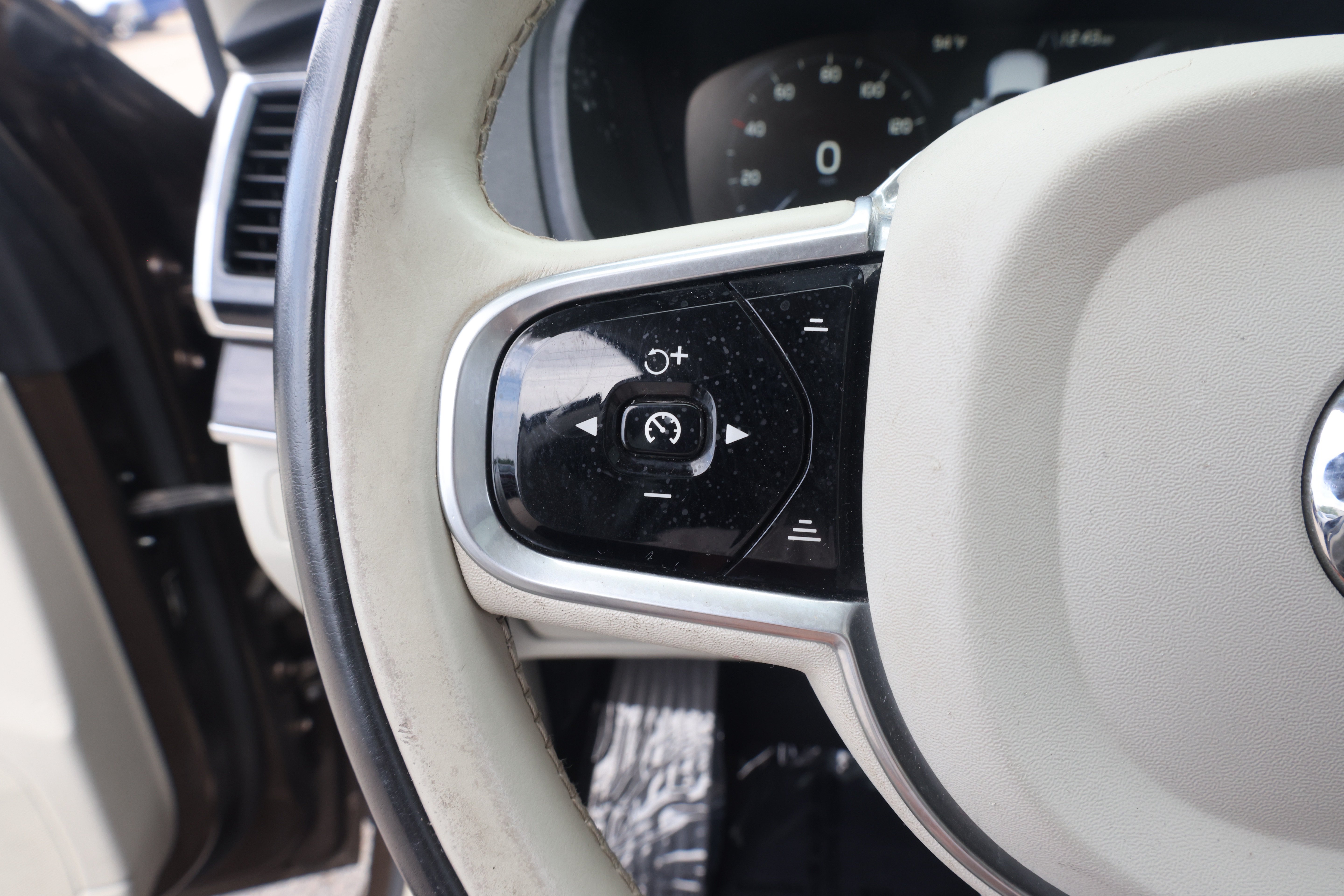 Used 2017 Volvo XC90 T6 Momentum w/ Vision Package AWD/4WD image 20