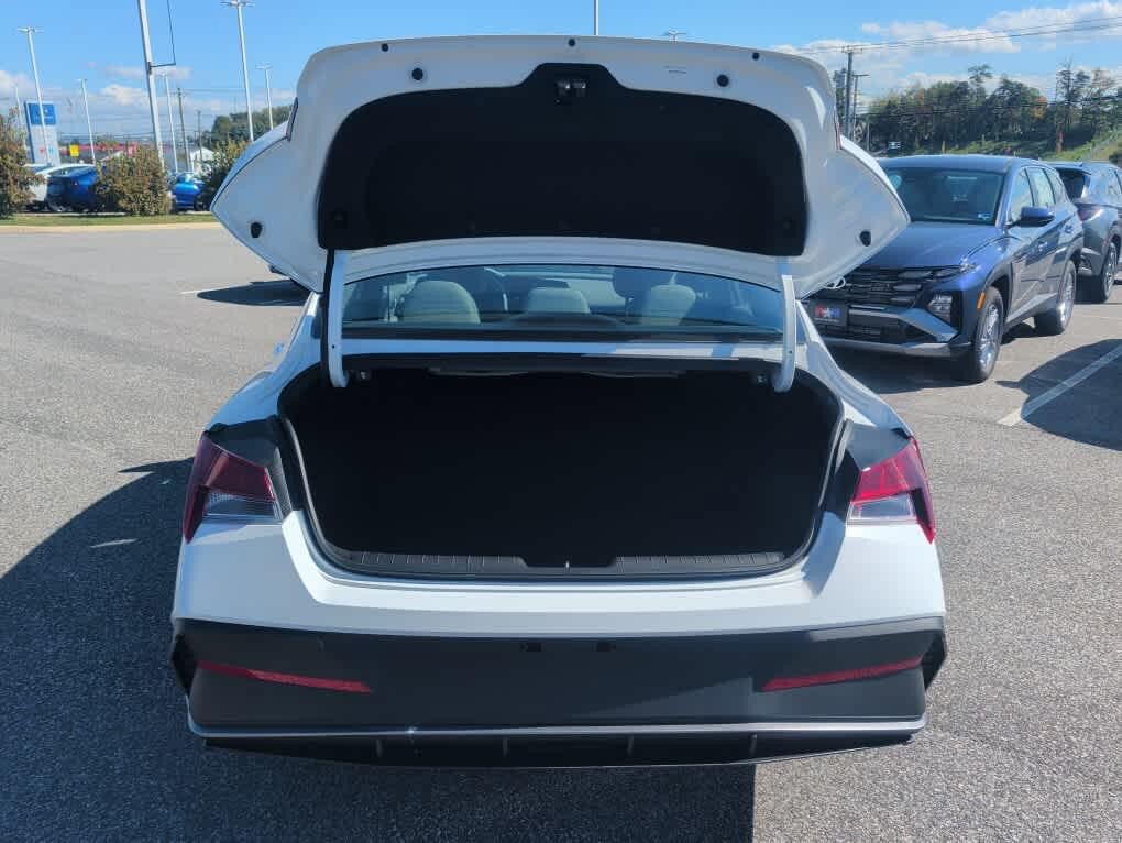New 2026 Hyundai Elantra SE FWD image 19