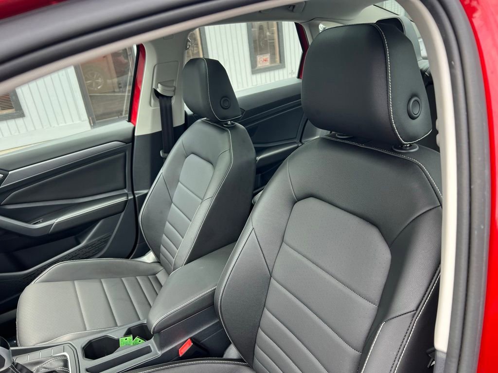 Used 2024 Volkswagen Jetta SE w/ Panoramic Sunroof Package image 10