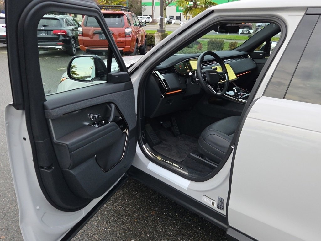 Used 2025 Land Rover Range Rover Sport SE image 10