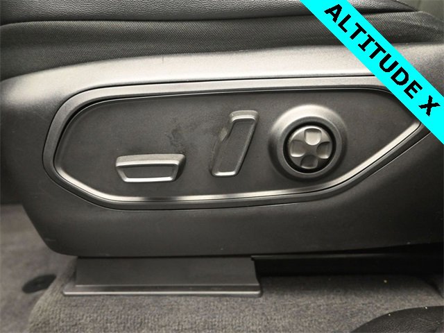 Used 2023 Jeep Grand Cherokee Altitude image 7