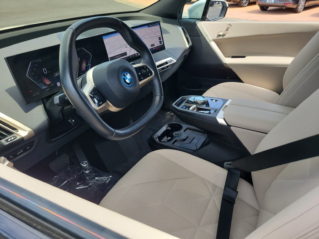 Used 2025 BMW iX xDrive50 AWD/4WD image 3