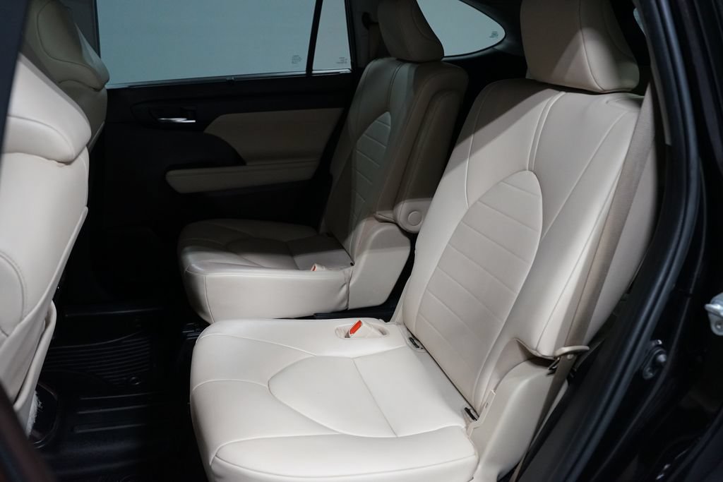 Certified 2021 Toyota Highlander XLE FWD image 28