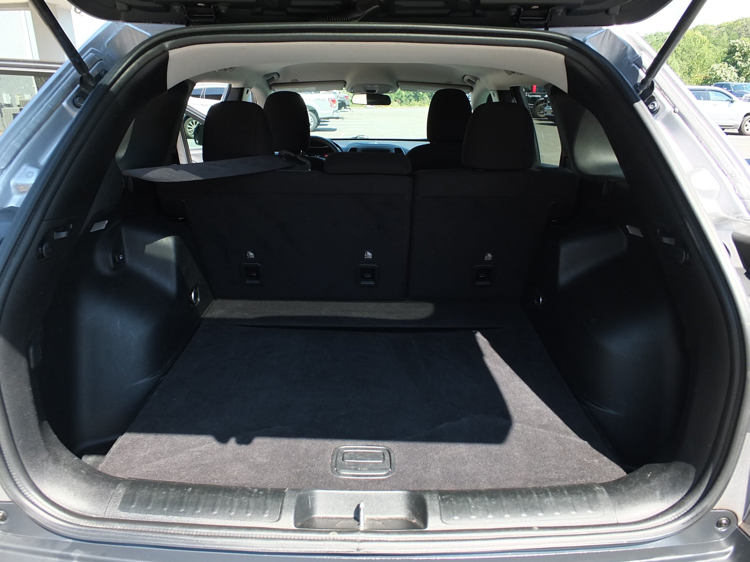 Used 2019 Jeep Cherokee Latitude w/ Popular Appearance Group FWD image 15