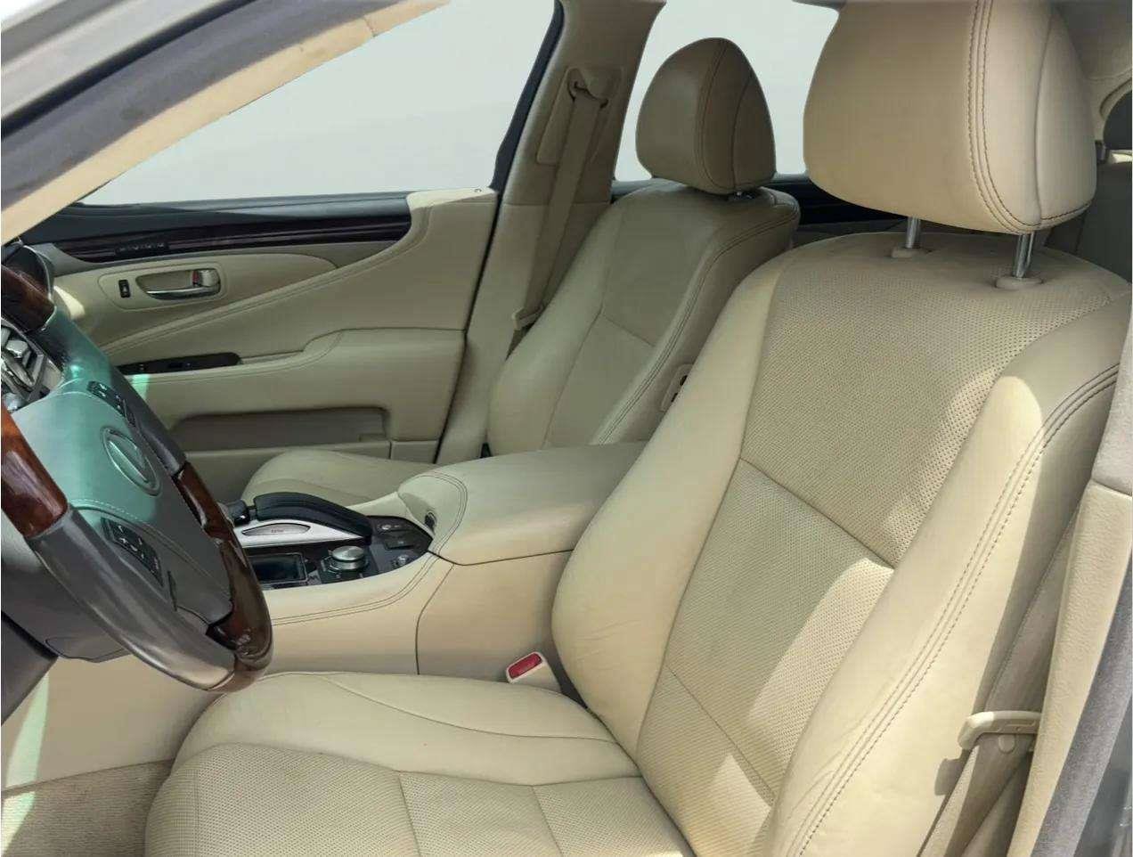 Used 2016 Lexus LS 460 w/ Comfort Package RWD image 21