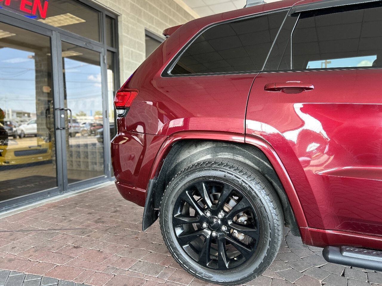 Used 2019 Jeep Grand Cherokee Altitude AWD/4WD image 21