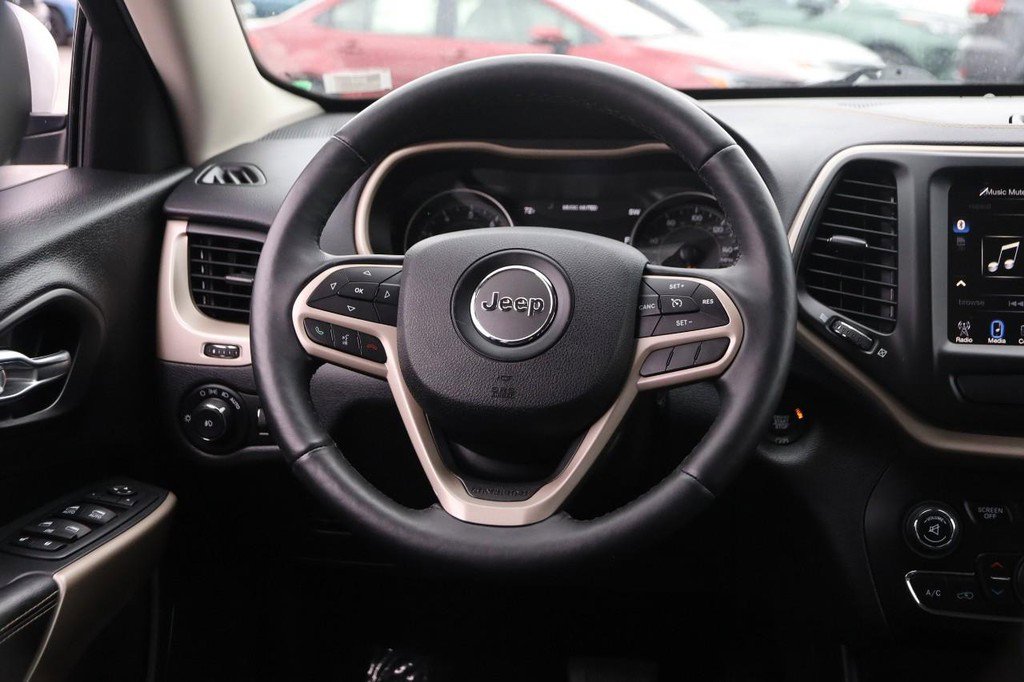 Used 2017 Jeep Cherokee Limited image 23