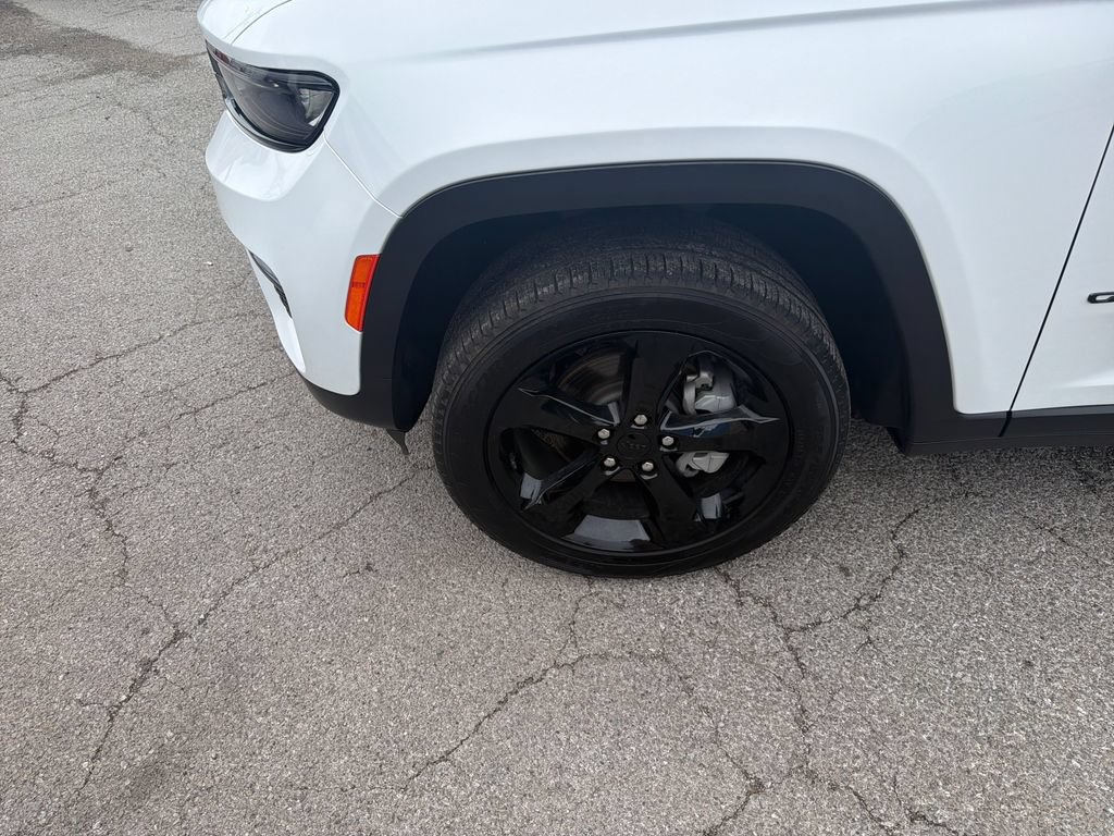 Used 2025 Jeep Grand Cherokee Limited w/ Black Appearance Package AWD/4WD image 9