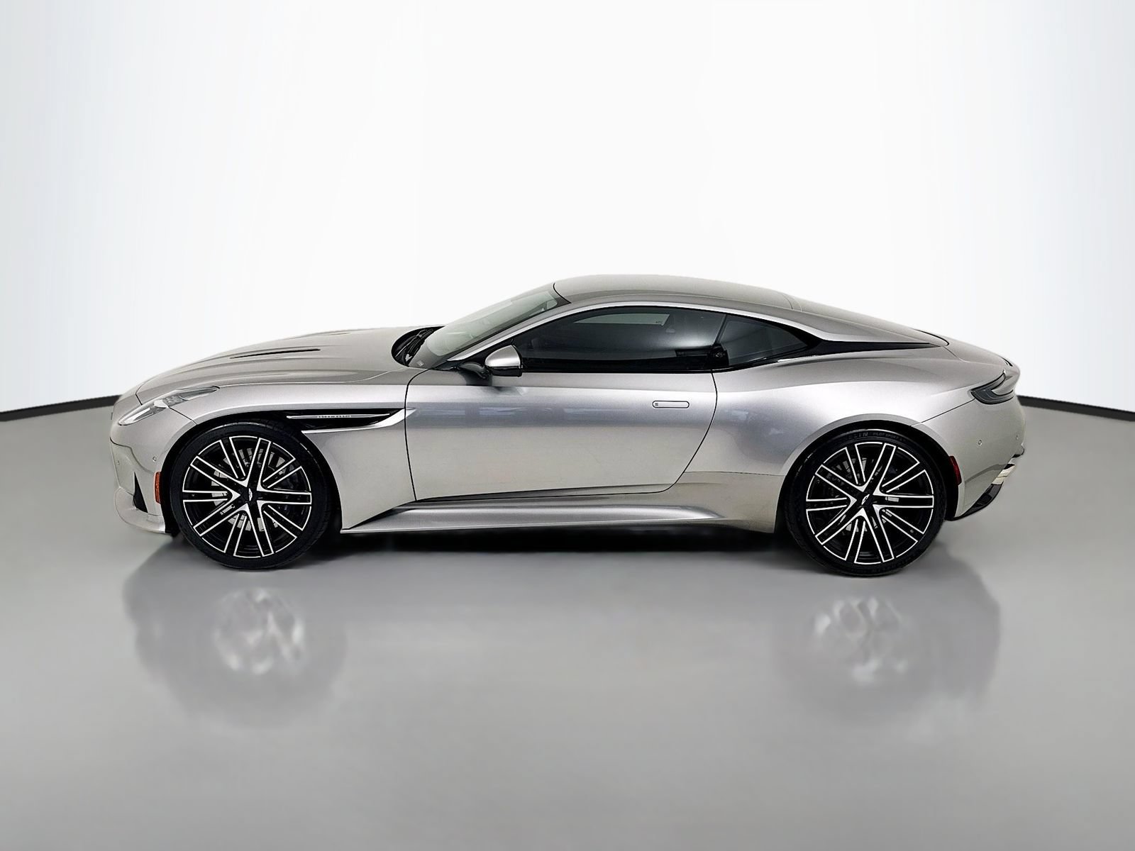 Used 2024 Aston Martin DB12 Coupe RWD image 4