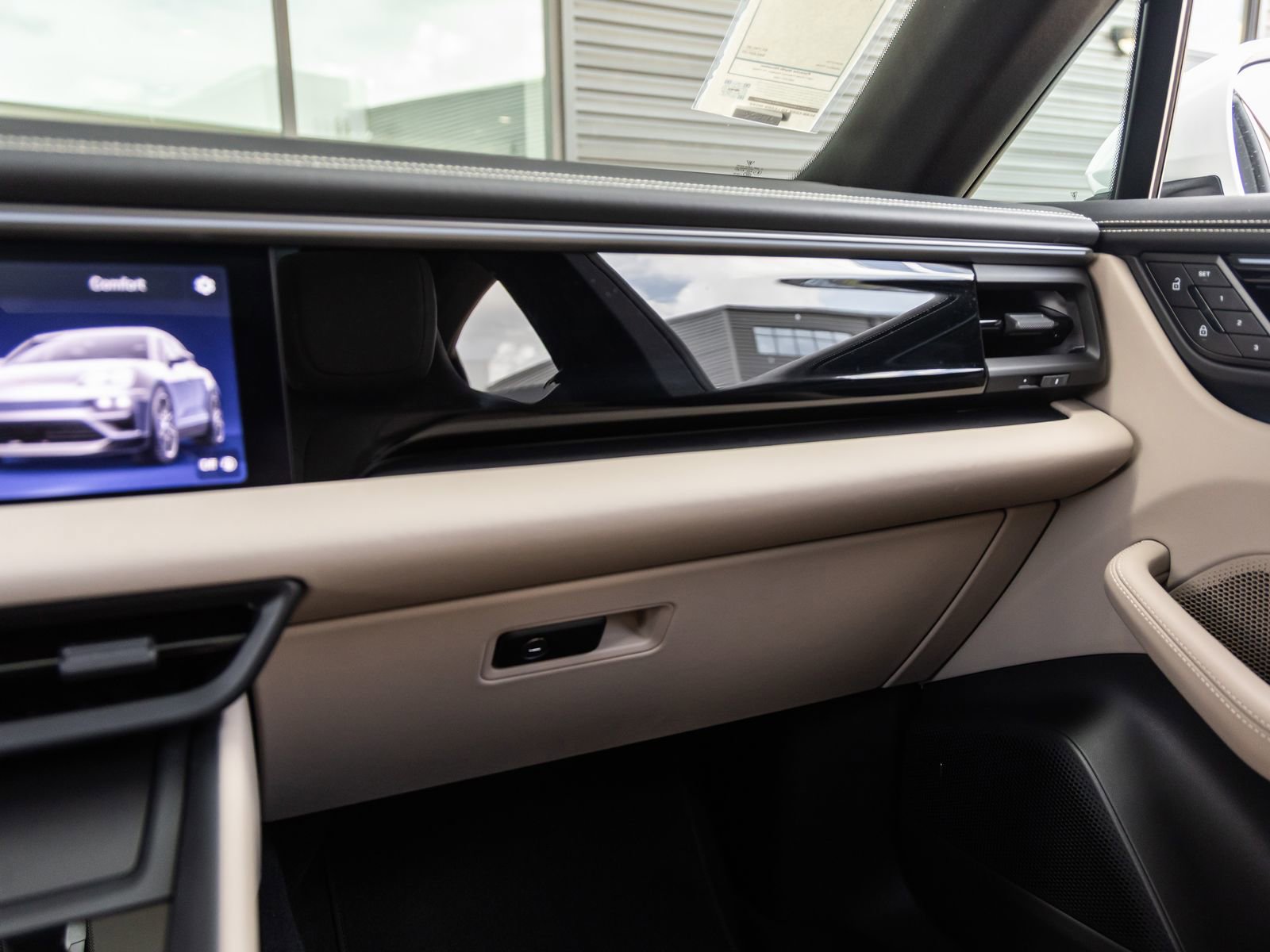 Certified 2025 Porsche Macan Electric image 29