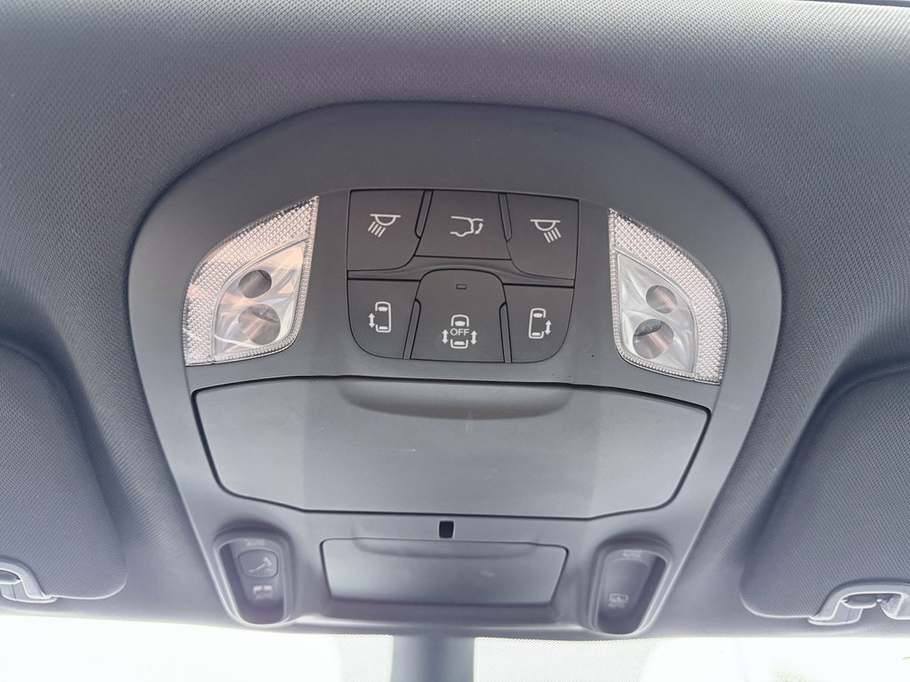 Used 2025 Chrysler Pacifica Limited FWD image 18