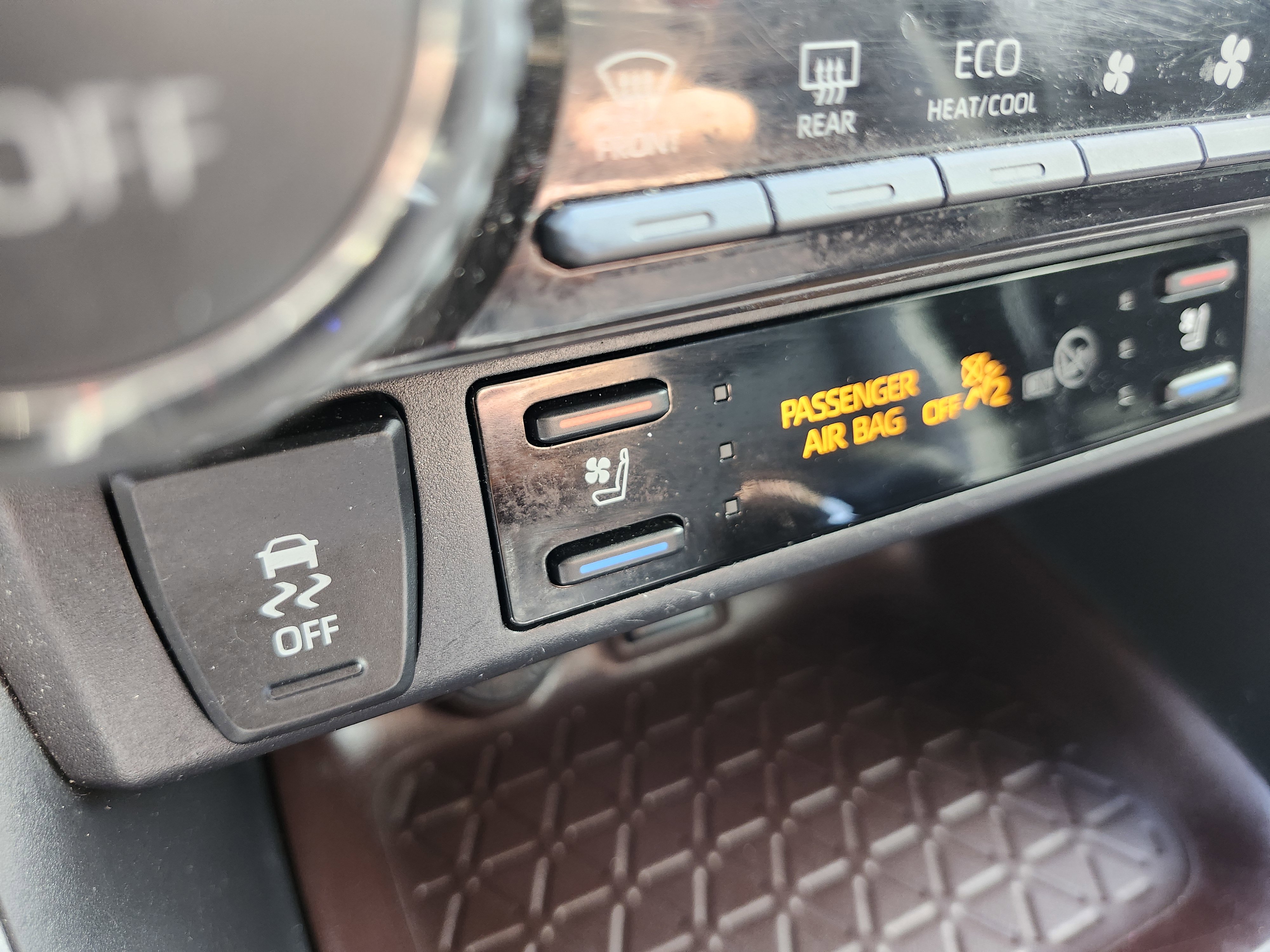 Used 2019 Toyota RAV4 Limited w/ Cold Weather Package AWD/4WD image 9