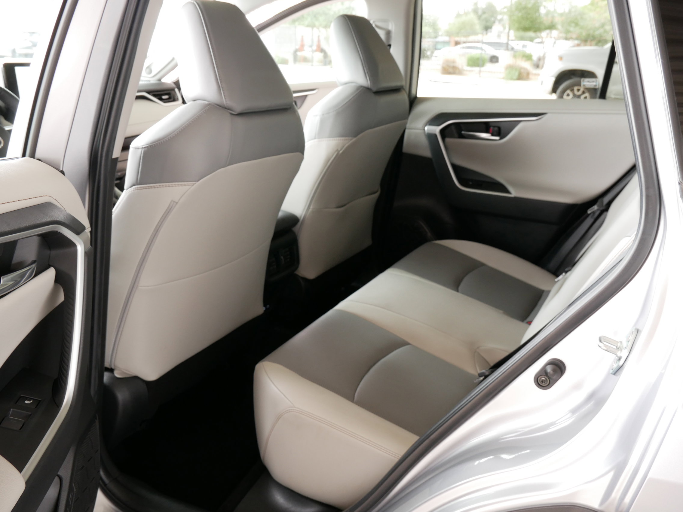 Used 2023 Toyota RAV4 Limited image 22