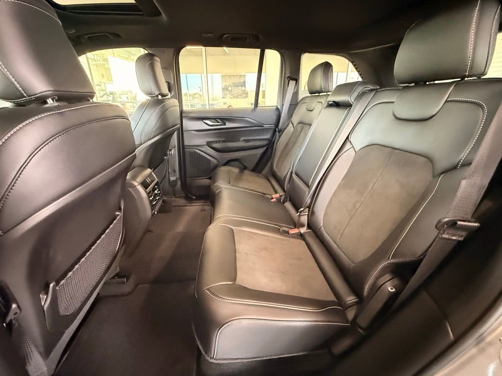 Used 2025 Jeep Grand Cherokee Altitude AWD/4WD image 21