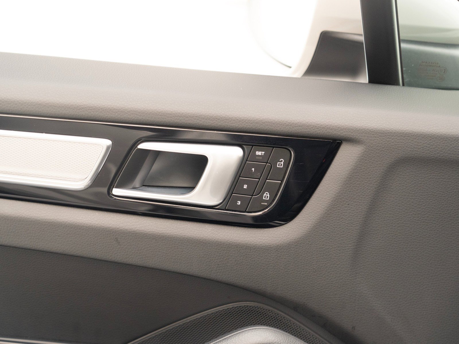 Certified 2022 Porsche Cayenne Platinum Edition image 22