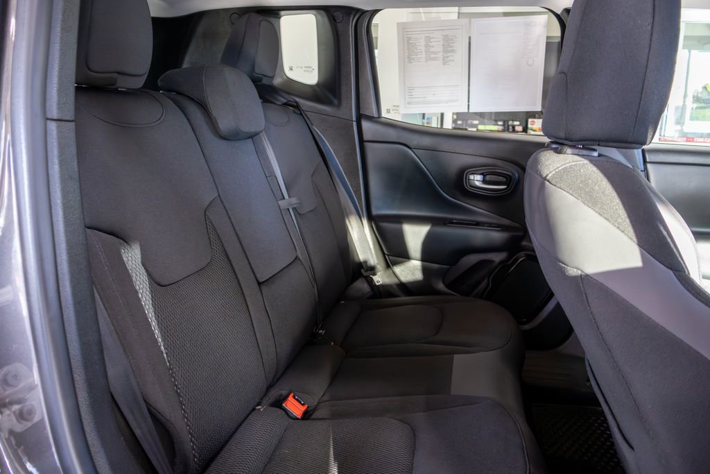 Used 2018 Jeep Renegade Altitude w/ Advanced Technology Group AWD/4WD image 13