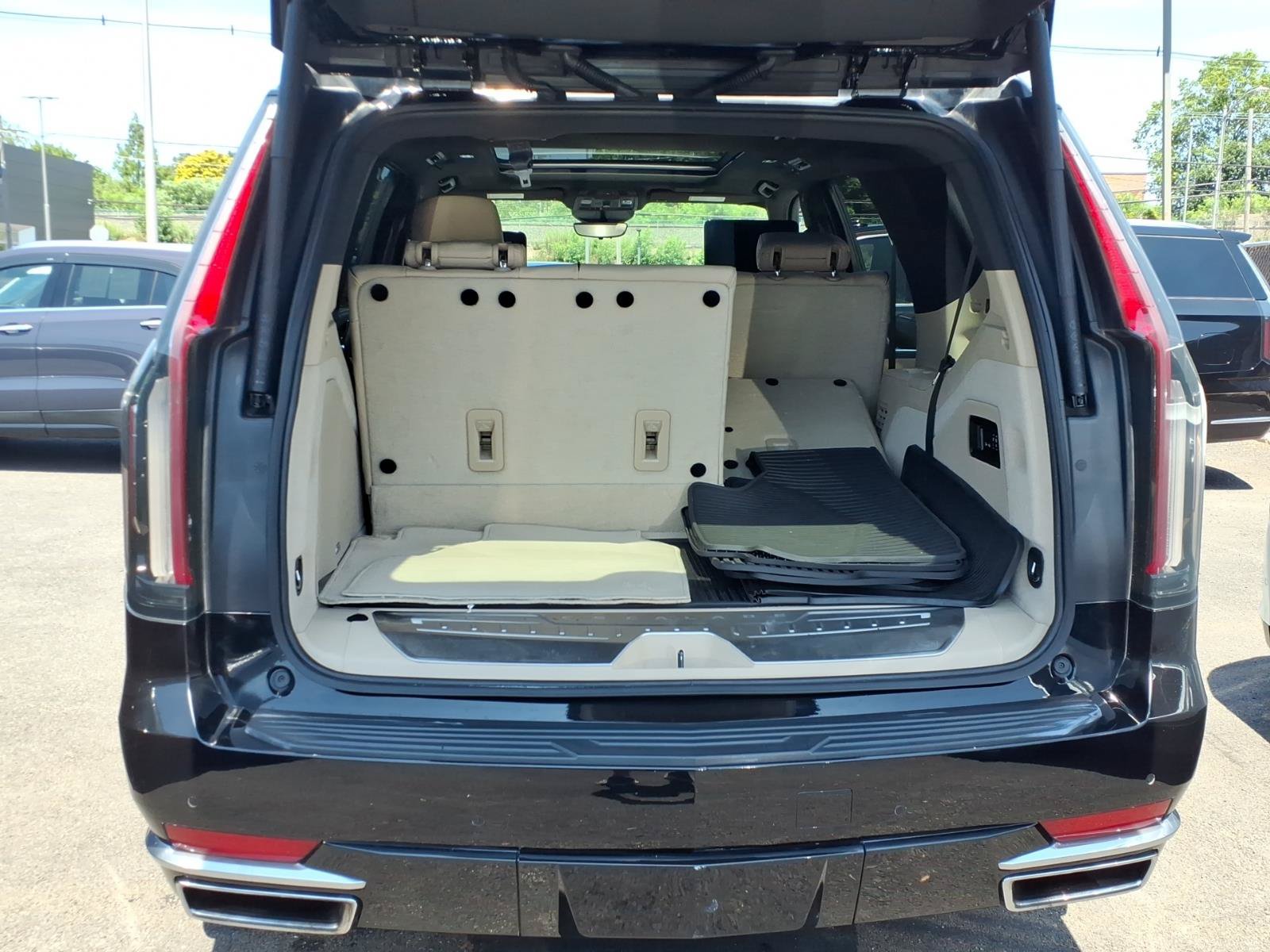 Used 2021 Cadillac Escalade Premium Luxury AWD/4WD image 12