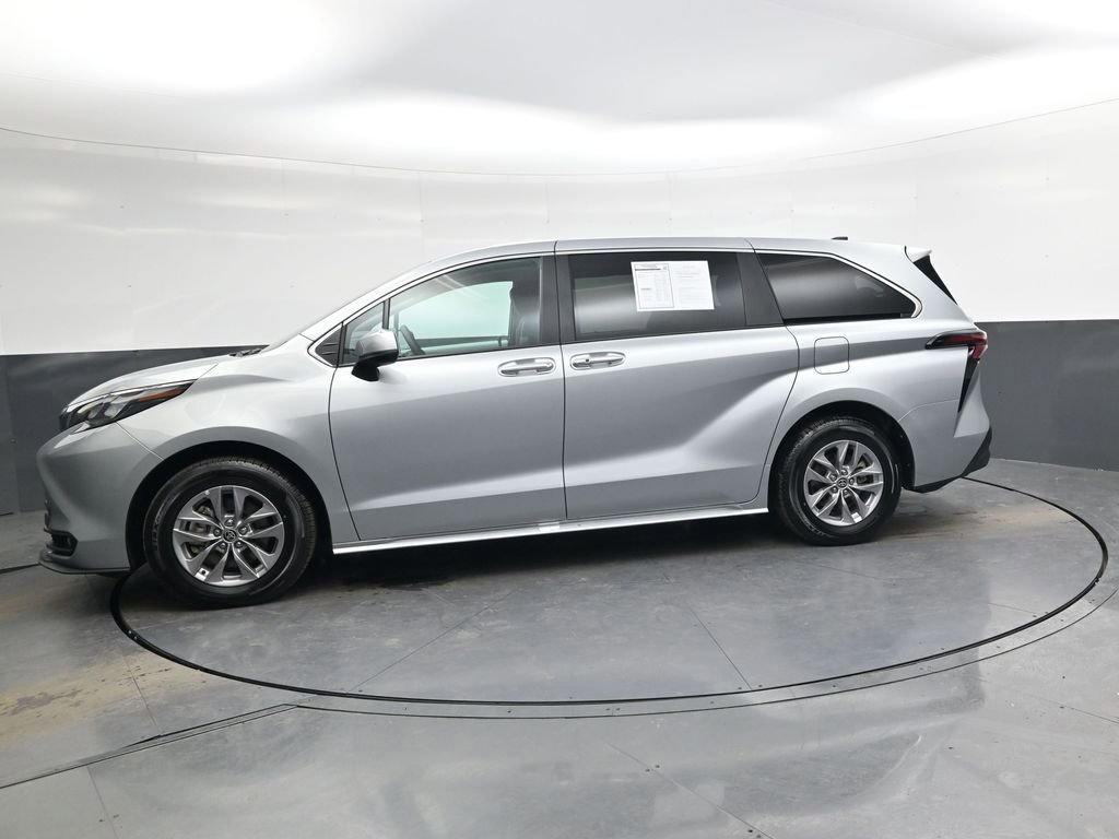 Used 2025 Toyota Sienna XLE image 8