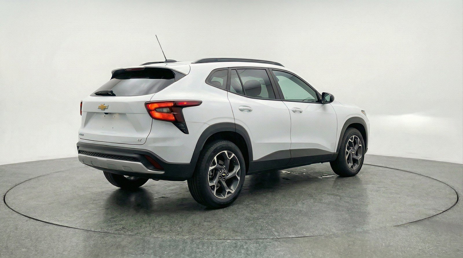 Used 2025 Chevrolet Trax LT FWD image 9
