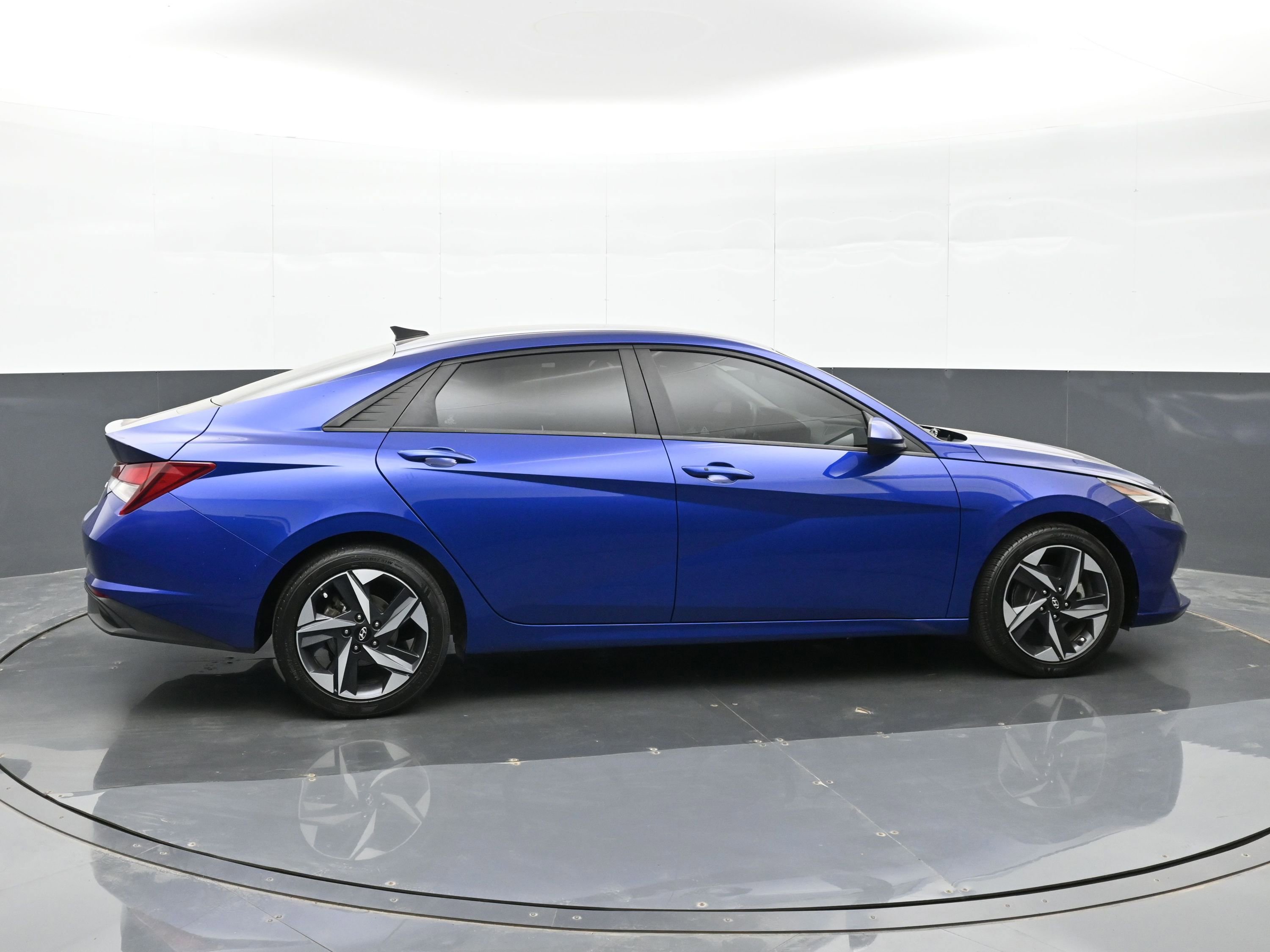 Used 2023 Hyundai Elantra SEL w/ Convenience Package FWD image 5