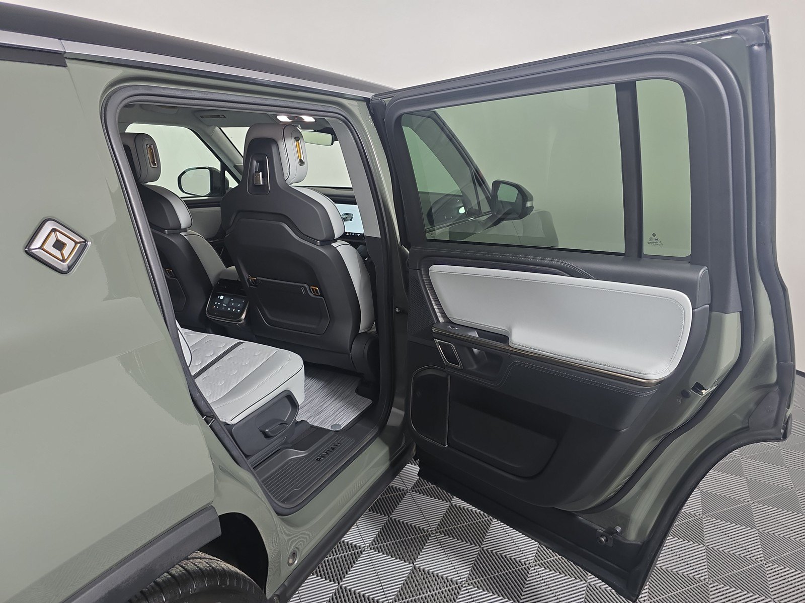Used 2023 Rivian R1S Launch Edition AWD/4WD image 19