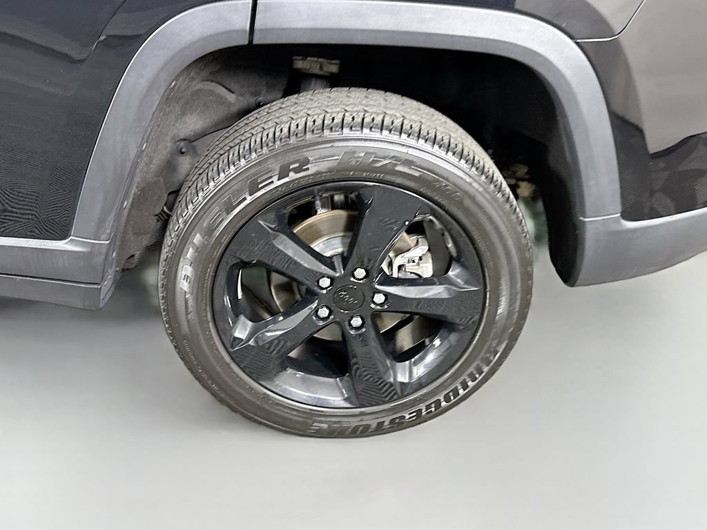 Used 2023 Jeep Grand Cherokee Altitude AWD/4WD image 37