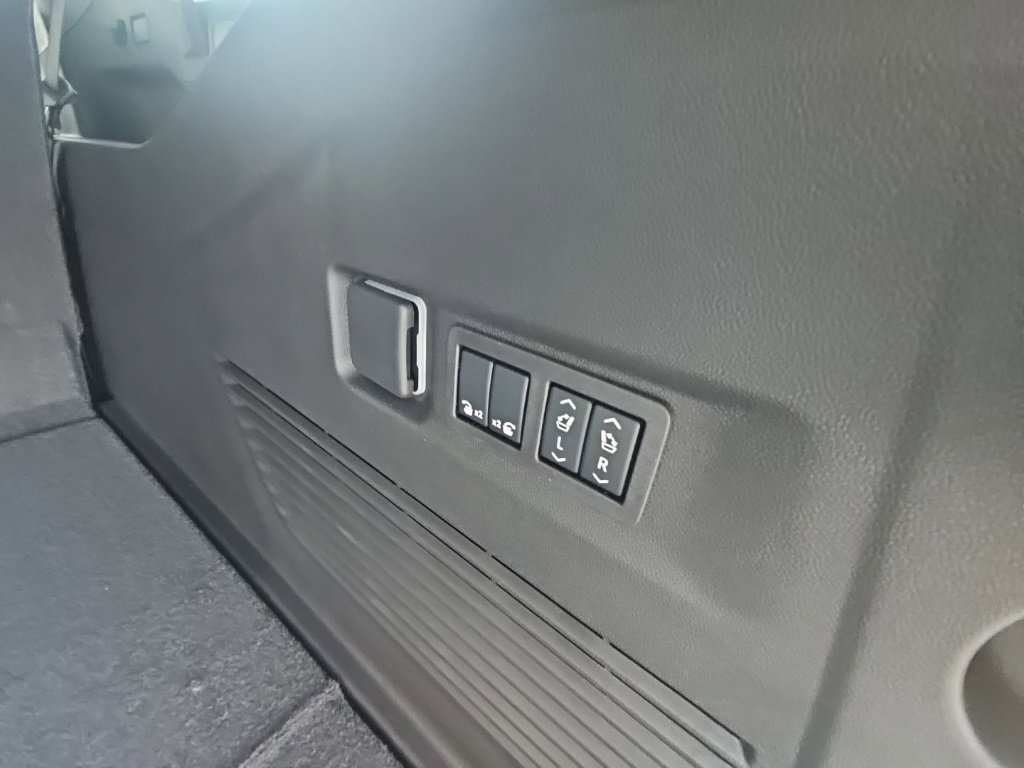 New 2026 Chevrolet Suburban Premier image 23