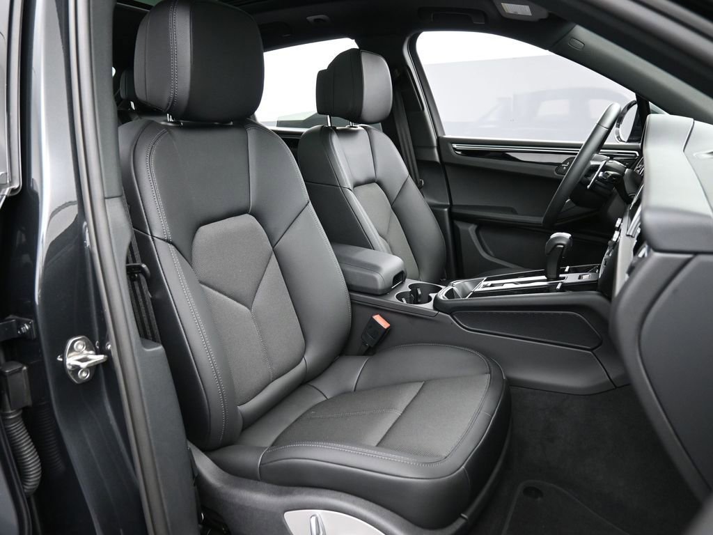Certified 2025 Porsche Macan image 31